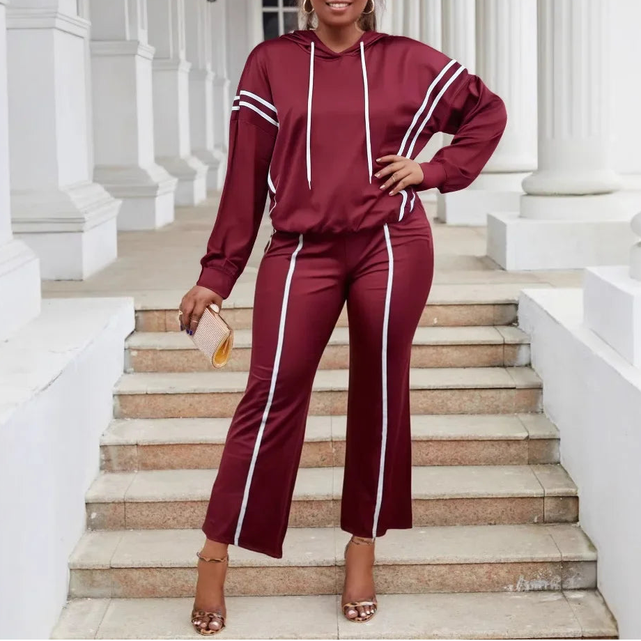 StreamFit™ Set in a Cozy Premium Sweatshirt with Lengthening Stripes and Loose Fit / A Stylish Look Without Sacrificing Comfort!