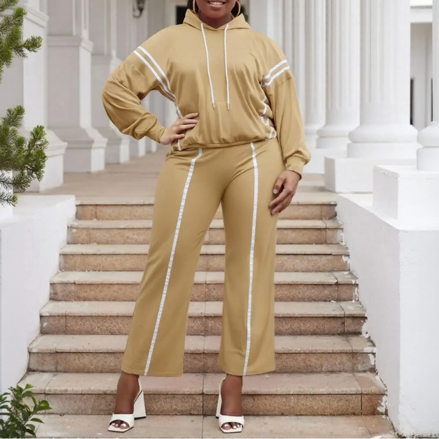 StreamFit™ Set in a Cozy Premium Sweatshirt with Lengthening Stripes and Loose Fit / A Stylish Look Without Sacrificing Comfort!