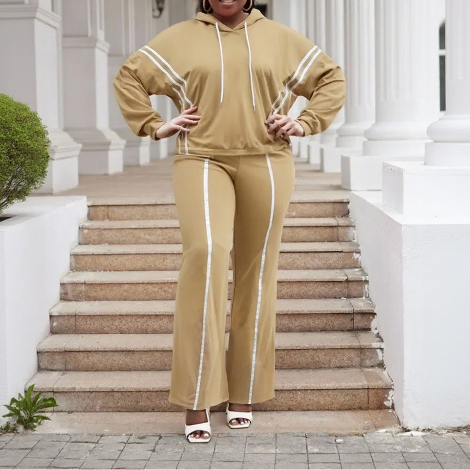 StreamFit™ Set in a Cozy Premium Sweatshirt with Lengthening Stripes and Loose Fit / A Stylish Look Without Sacrificing Comfort!