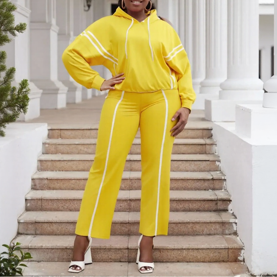 StreamFit™ Set in a Cozy Premium Sweatshirt with Lengthening Stripes and Loose Fit / A Stylish Look Without Sacrificing Comfort!