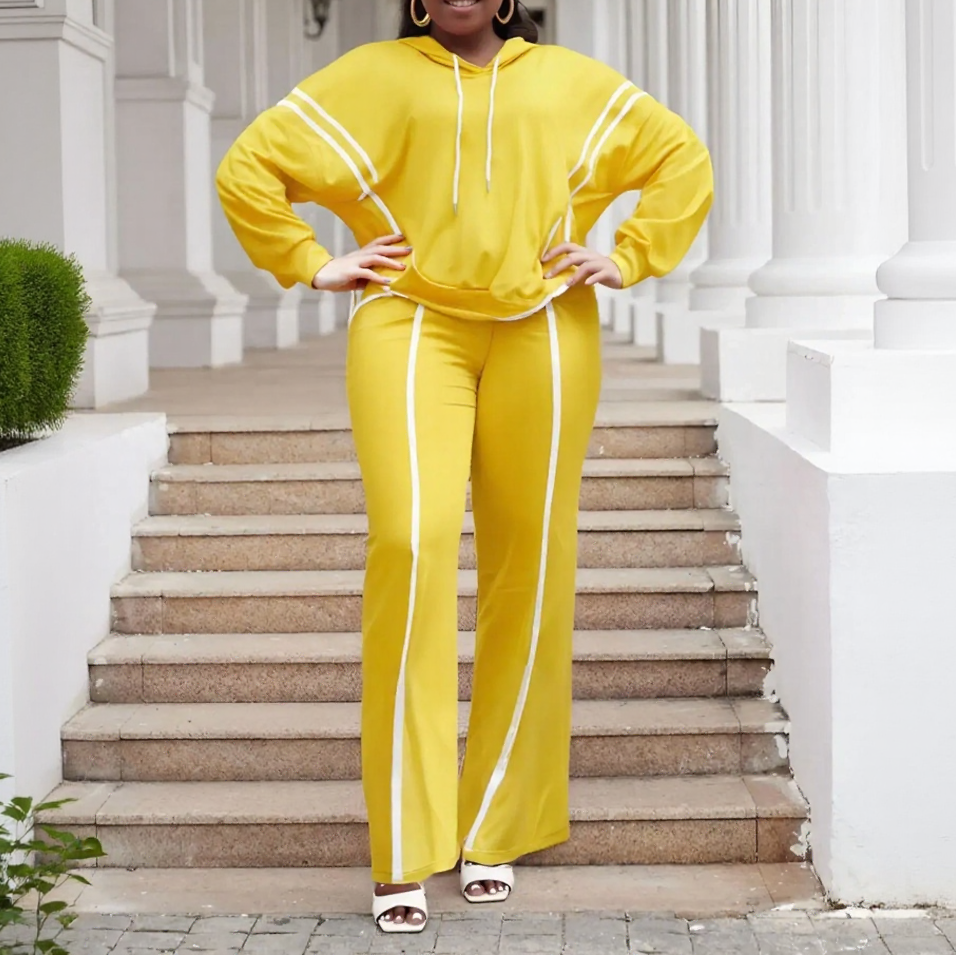 StreamFit™ Set in a Cozy Premium Sweatshirt with Lengthening Stripes and Loose Fit / A Stylish Look Without Sacrificing Comfort!