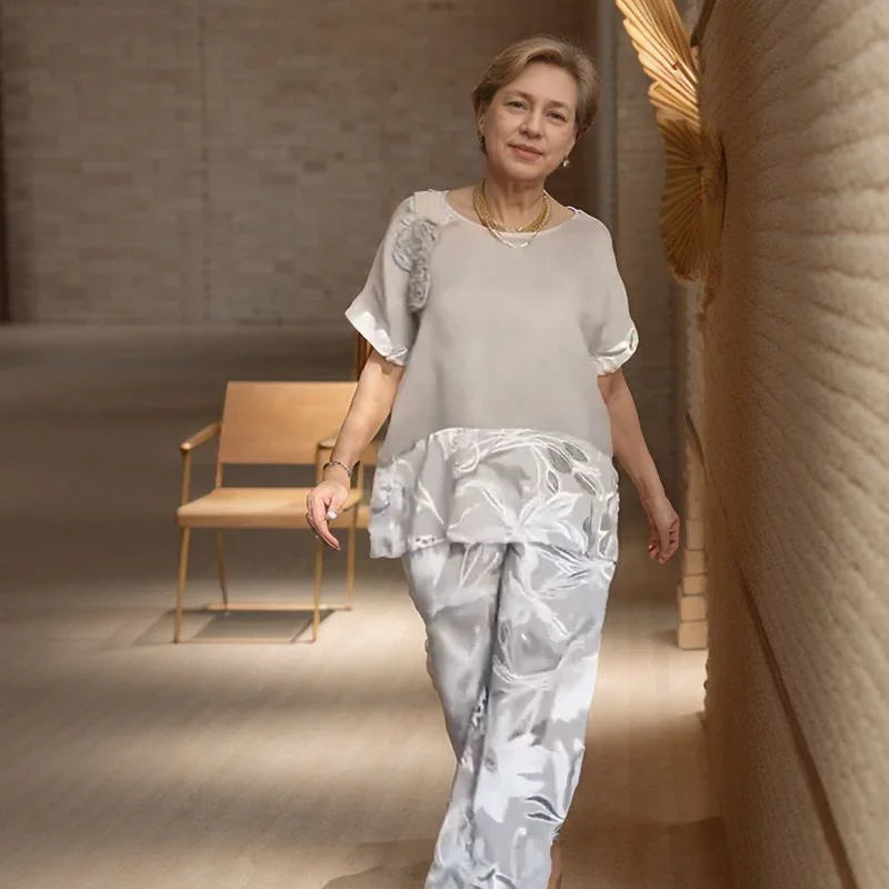 Florence™ Set in Noble Cotton with Loose Fit and Flowered Detail / The Elegance that Blooms with You!