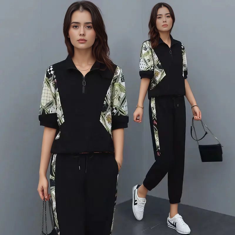 Mosaic™ Set with Zipper Collar and Contrasting Print / Art, Movement, and Comfort in Every Stroke