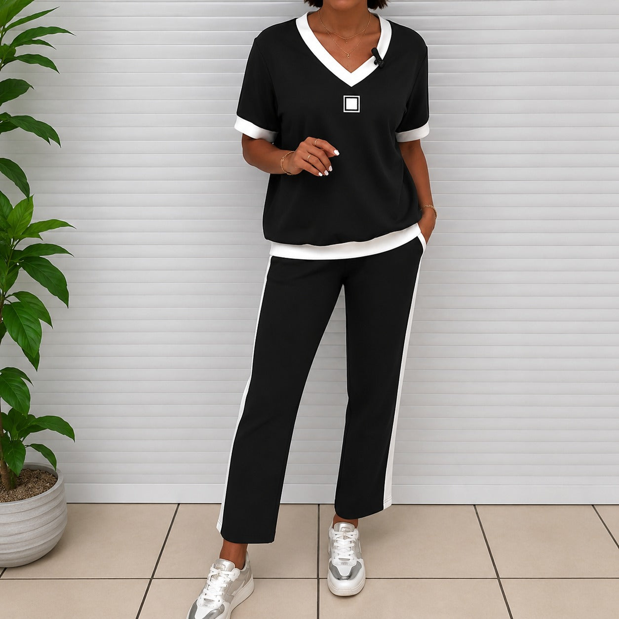 Two-Piece Set Julia™ with Contrast-Trim Top and Straight Pants